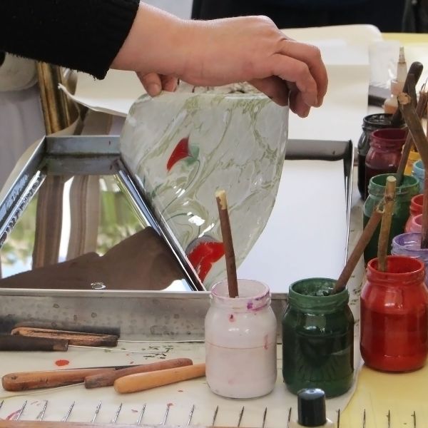 Processo de arte em papel com a técnica de marmorização de papéis